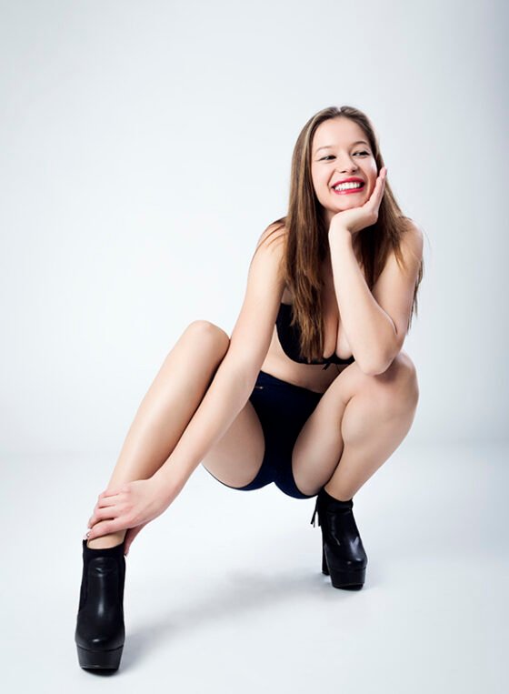 Fotografía de moda de porfolio y test para agencias en Murcia con posado dinámico de modelo en estudio