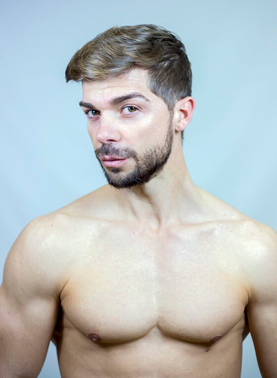 Modelo masculino con pose natural para agencia de modelos